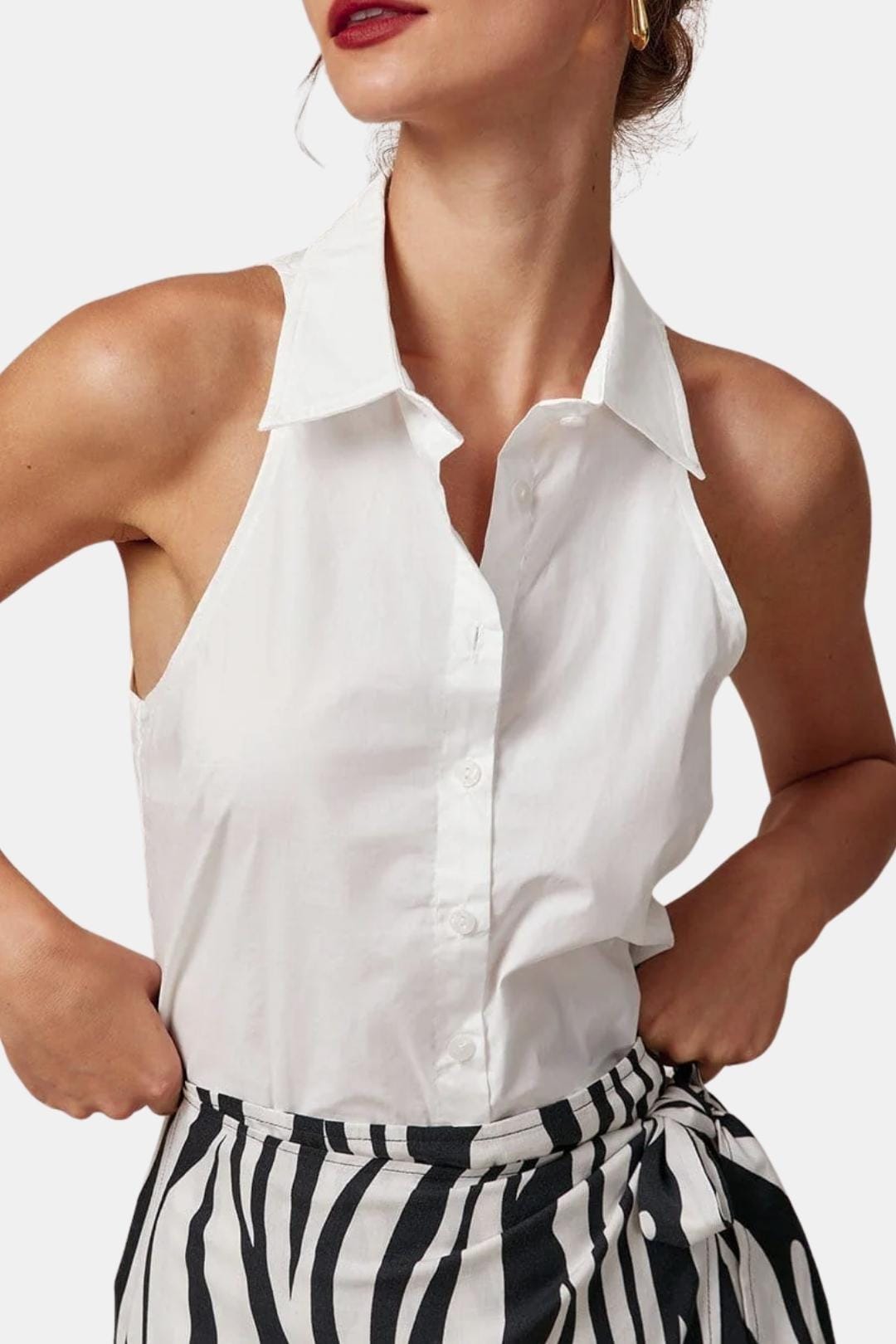 Evadne – Collared Button-Up Sleeveless Shirt in White